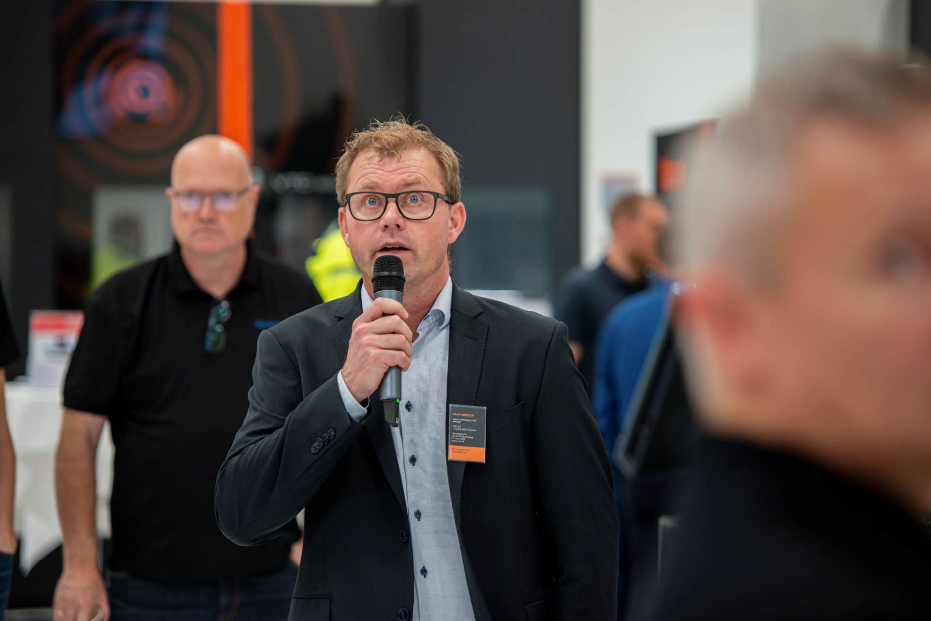 CSO Olav SJørslev med en mikrofon i hånden mens han præsenterer en SMartzell M20 til spåntagningsdage 2022